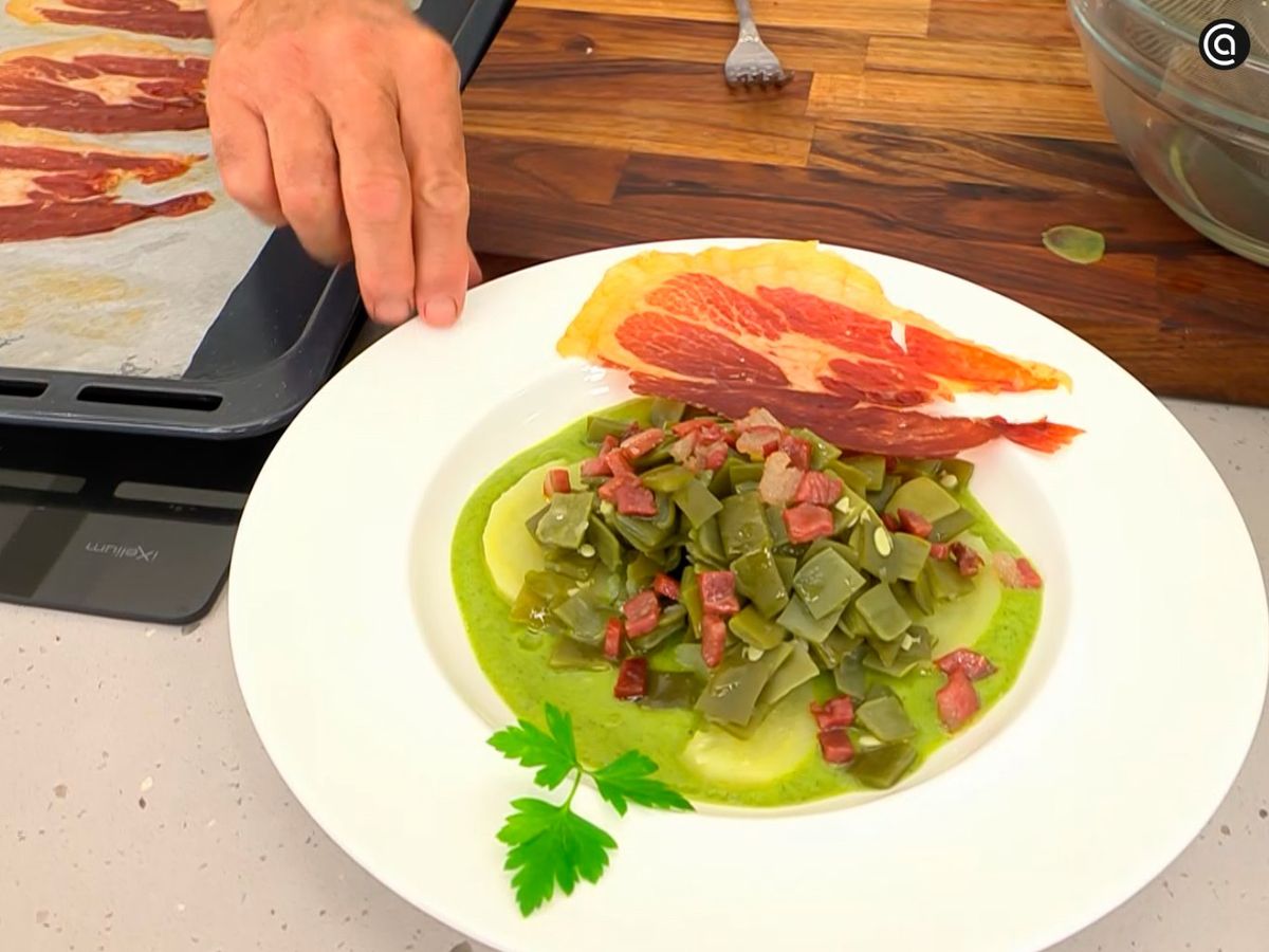 Sirve las judías verdes sobre las patatas y termina con el jamón crujiente