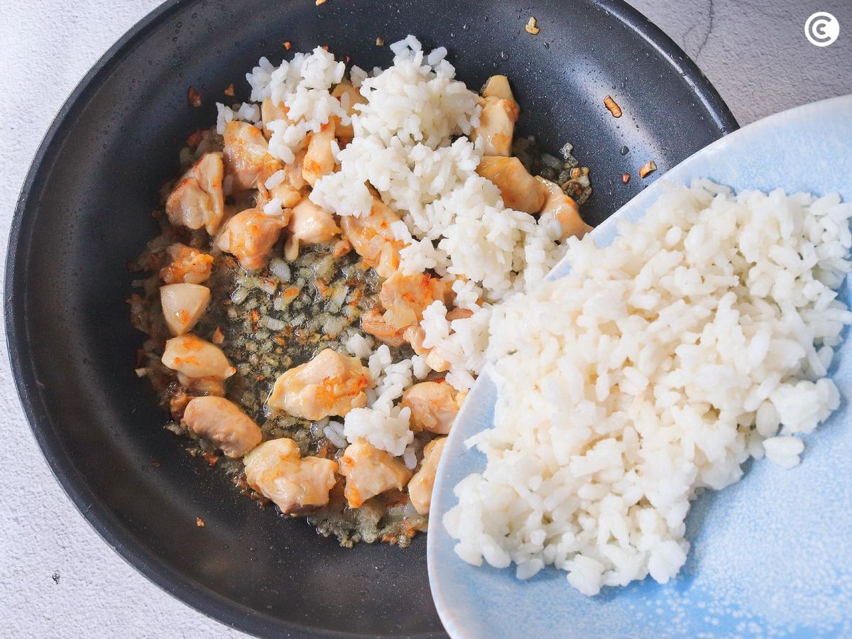 Añadir el pollo y el arroz para hacer el omurice