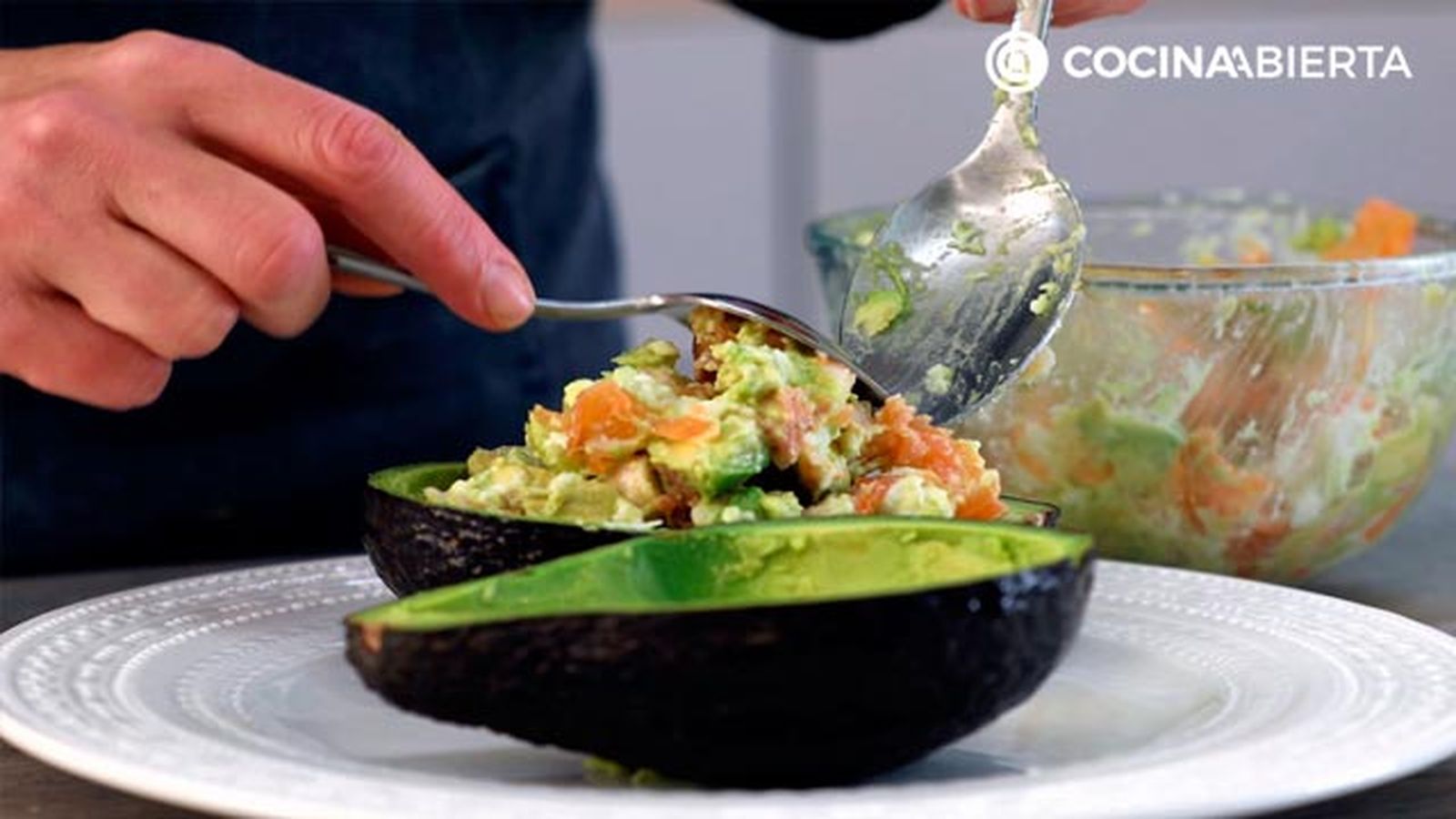 CTIS0886 receta ensalada de aguacate salmon y gambas paso 4 ca