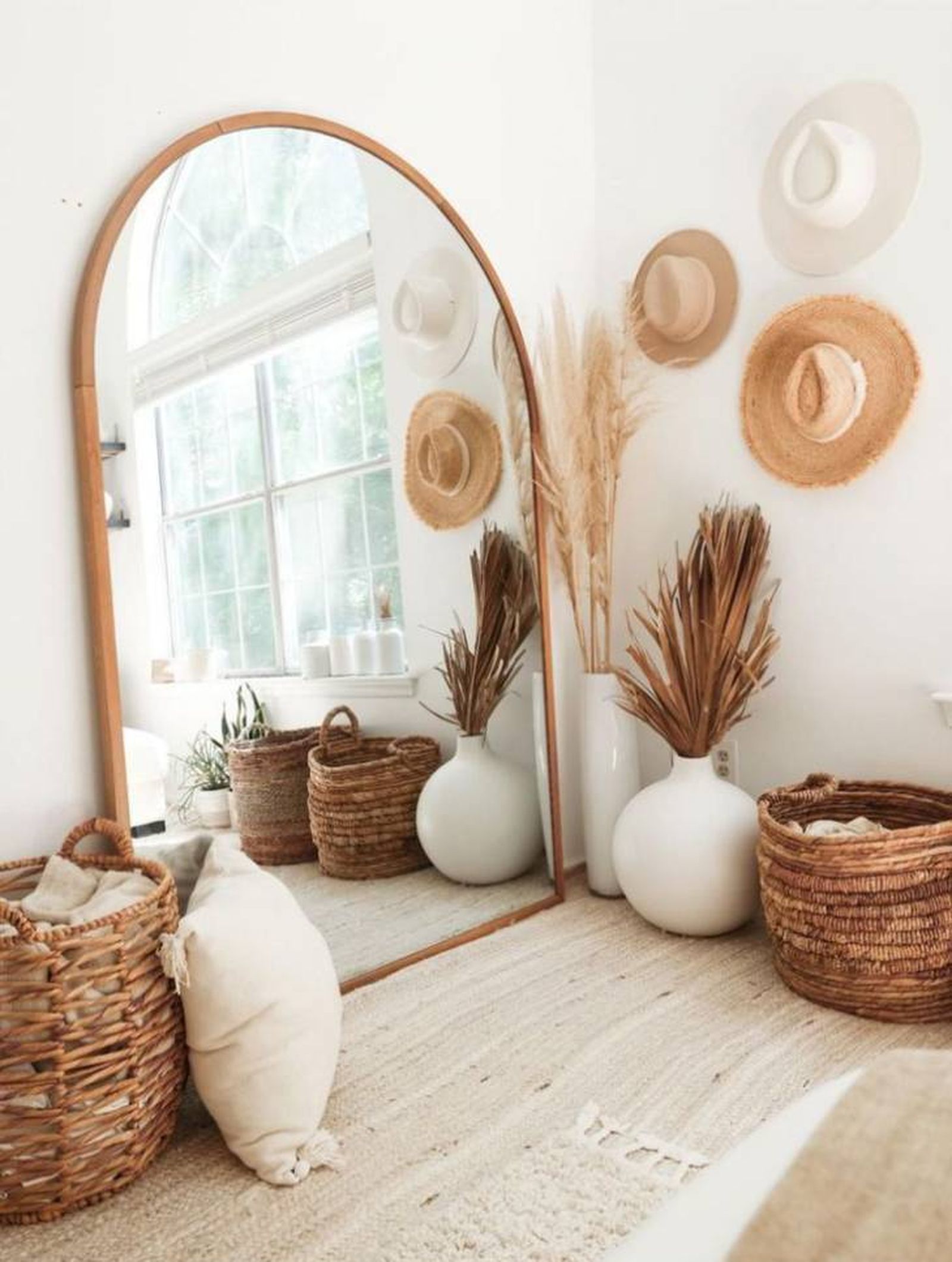 Espejo apoyado en el suelo.