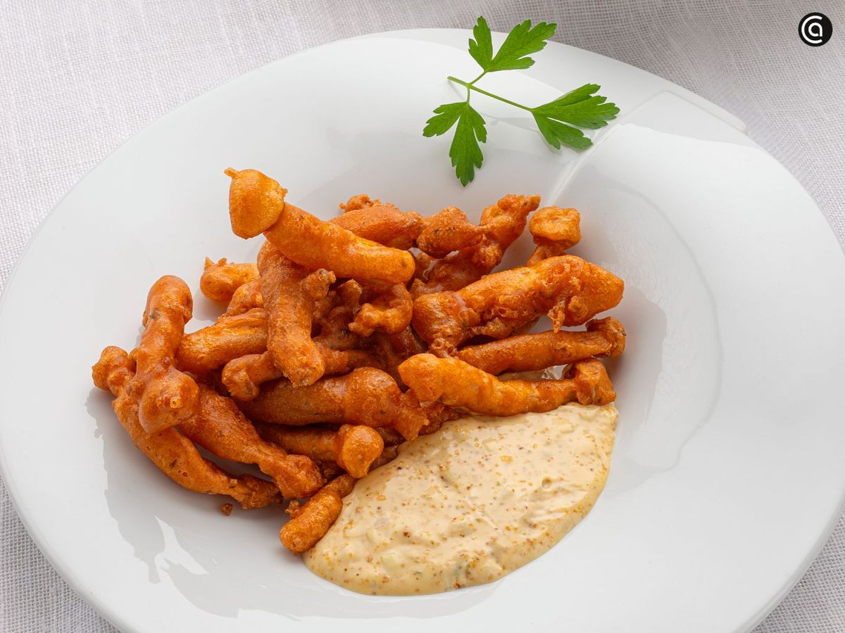 Setas shimeji en tempura con salsa picante