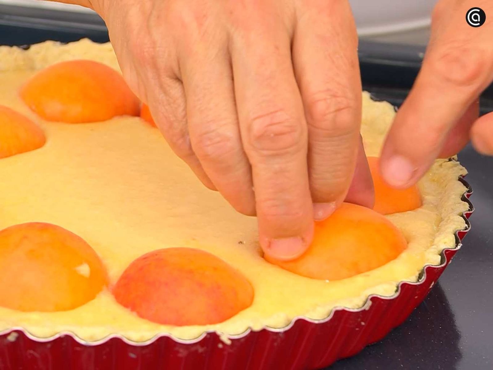 Vierte el relleno y coloca los albaricoques Vierte el relleno y coloca los albaricoques