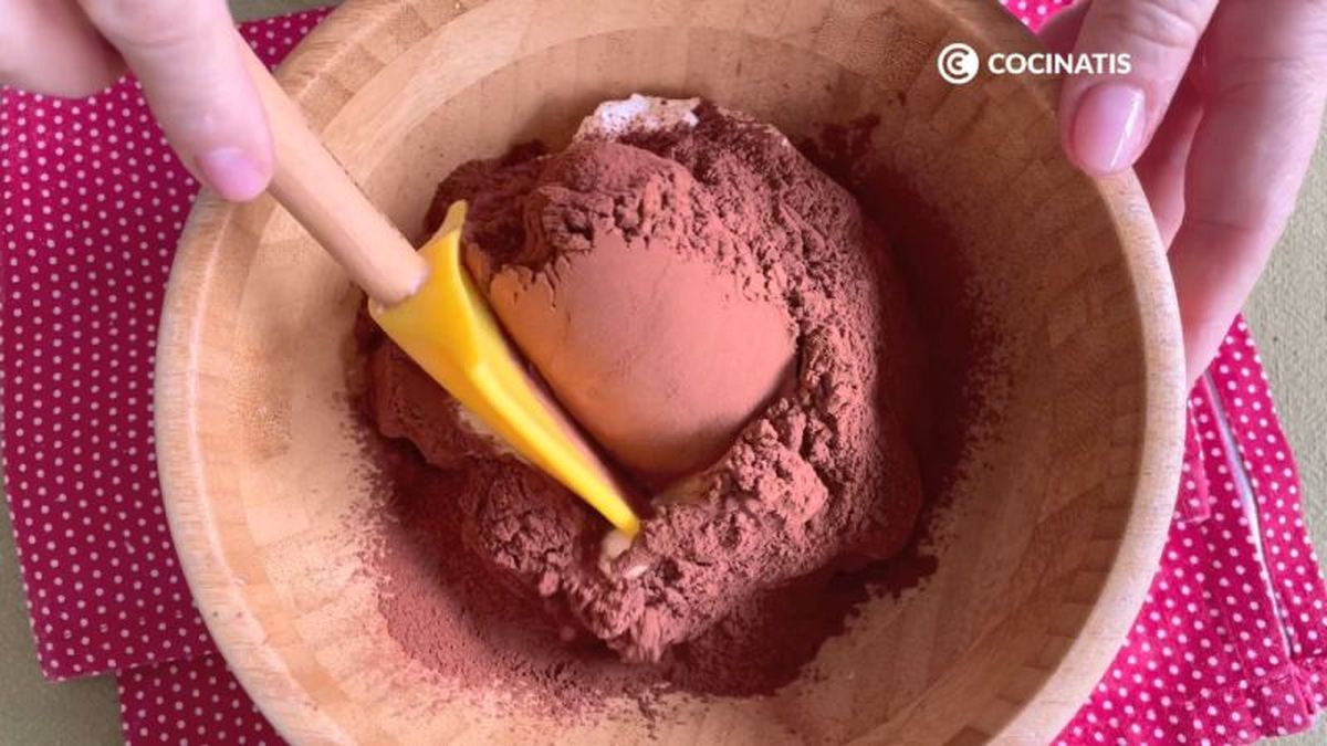 Mezclamos la nata montada con cacao en polvo
