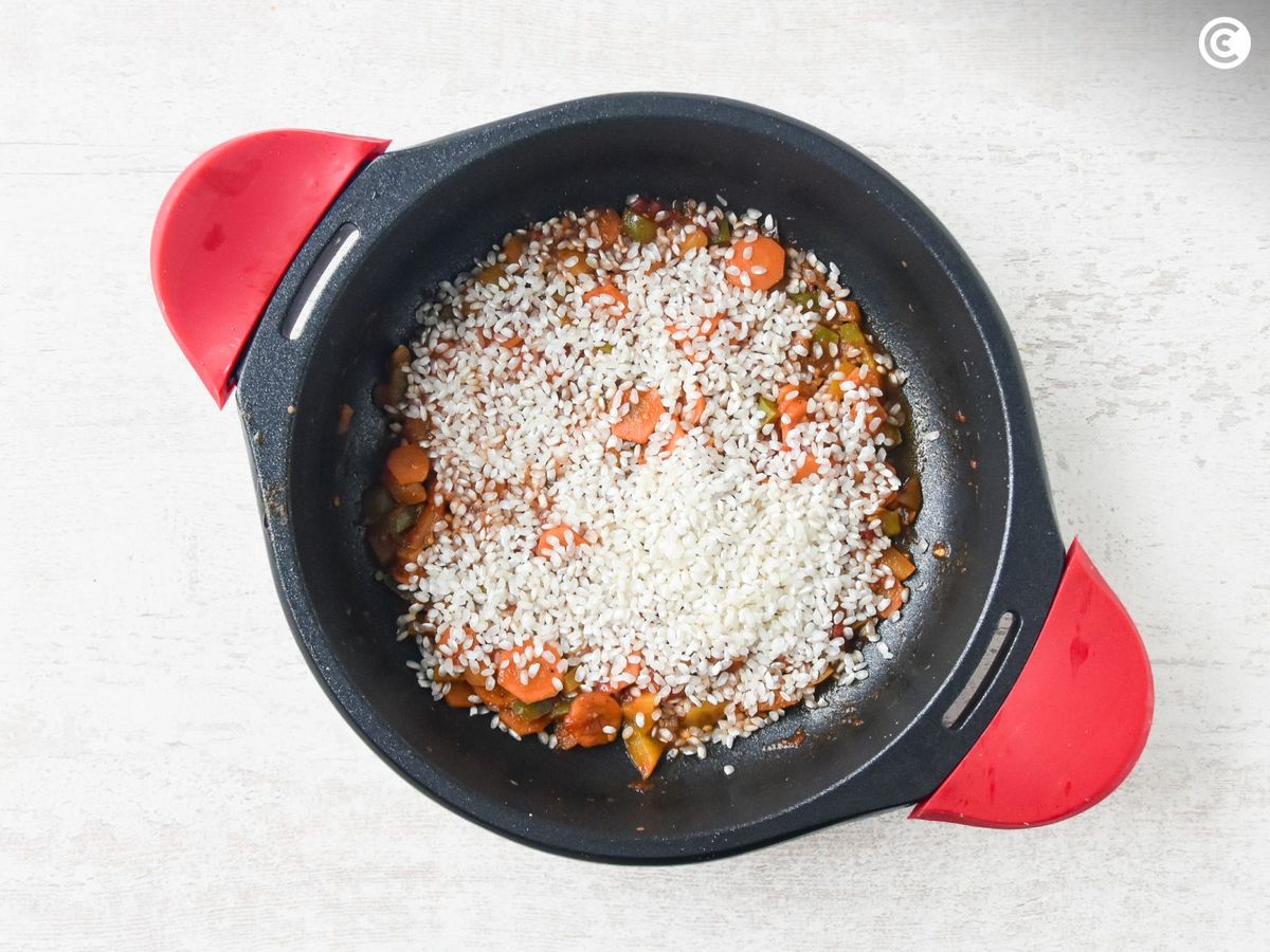 Agregar el arroz al sofrito para hacerlo al estilo campero