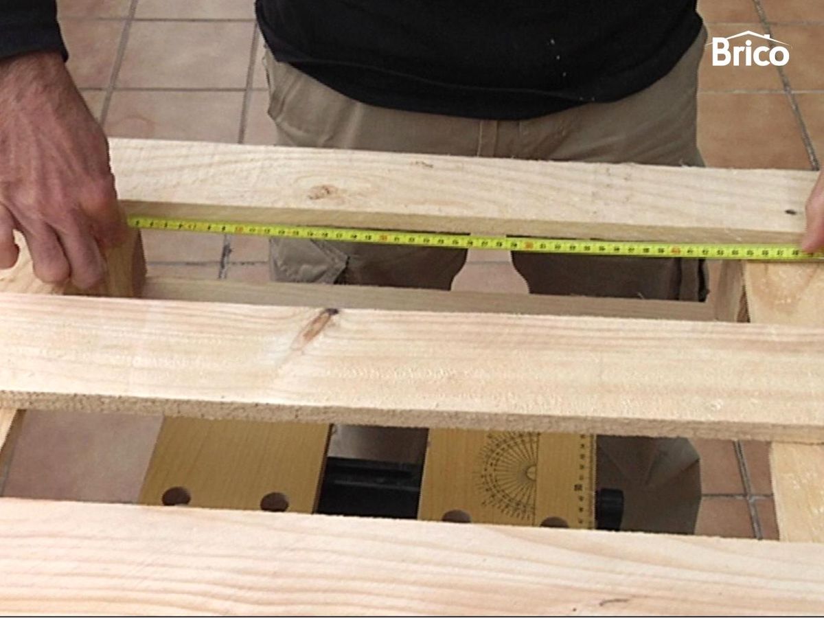 Medir las piezas que crearán la mesa