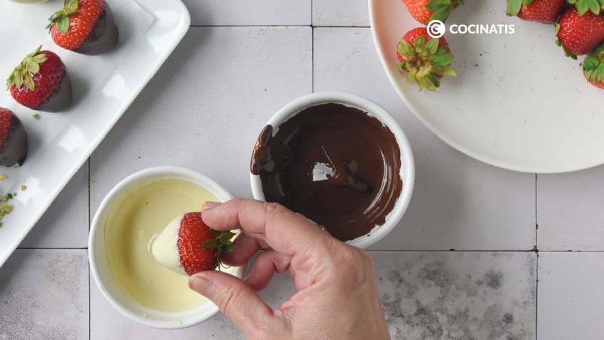 Cubrimos las fresas con chocolate blanco