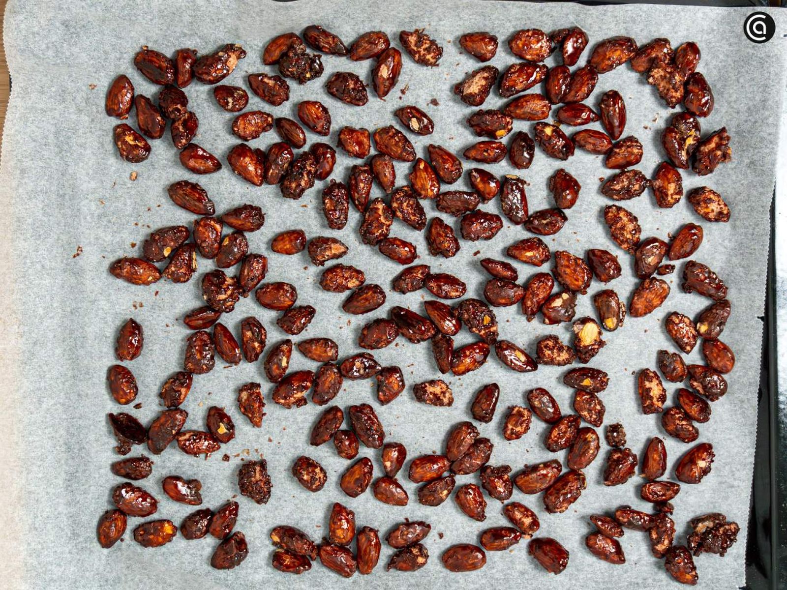 Coloca las almendras garrapiñadas sobre papel sulfurizado