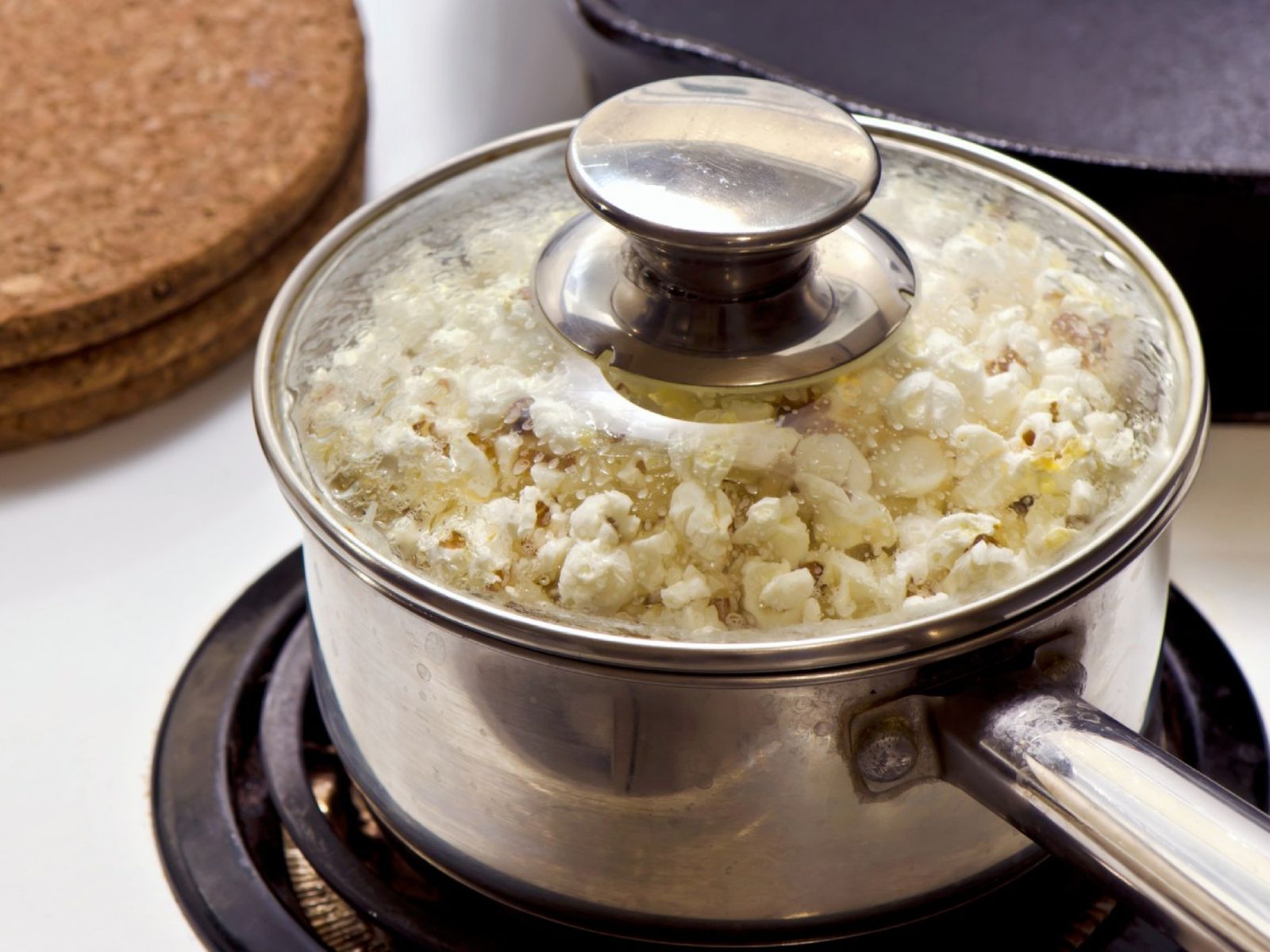 Deja la tapa ligeramente abierta o utiliza una con un orificio para que el vapor se libere