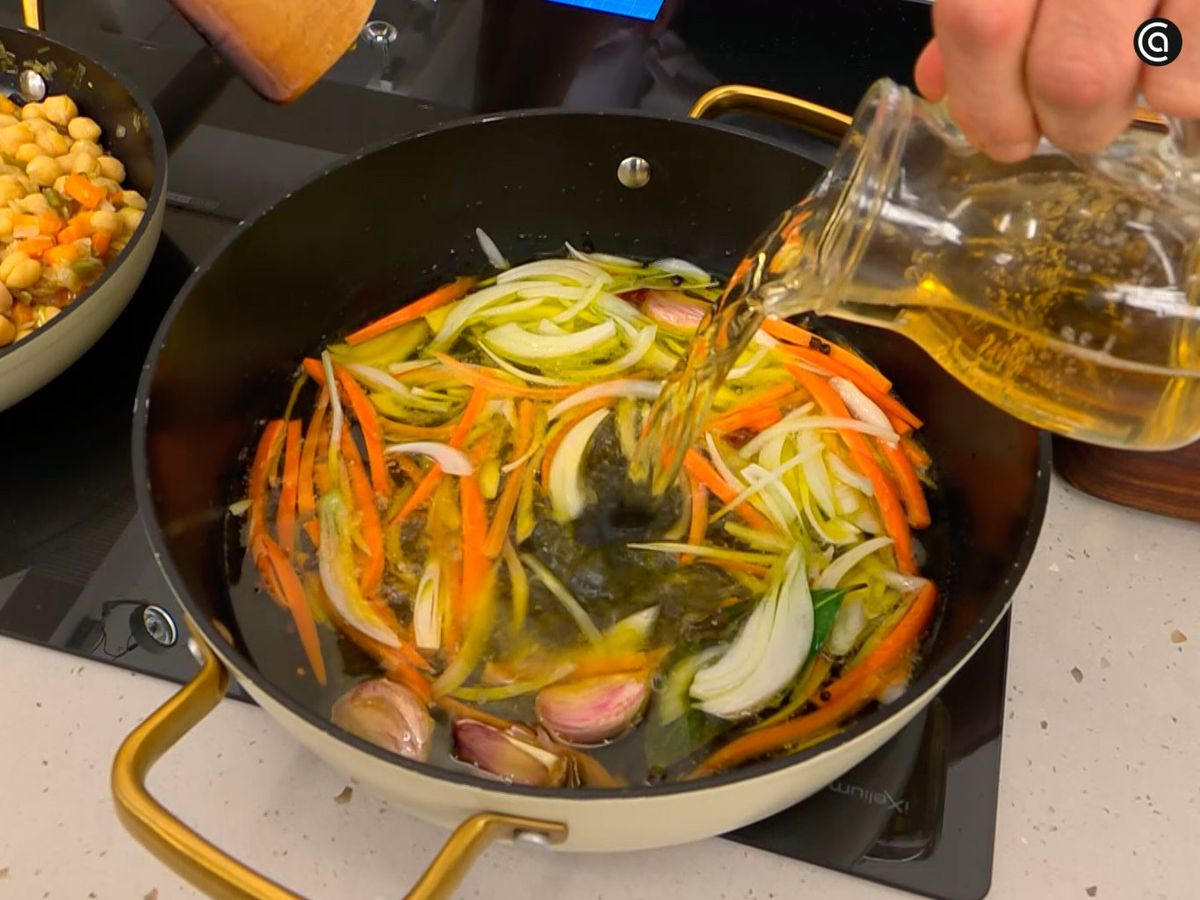 Rehoga la cebolleta junto con las zanahorias para el escabeche