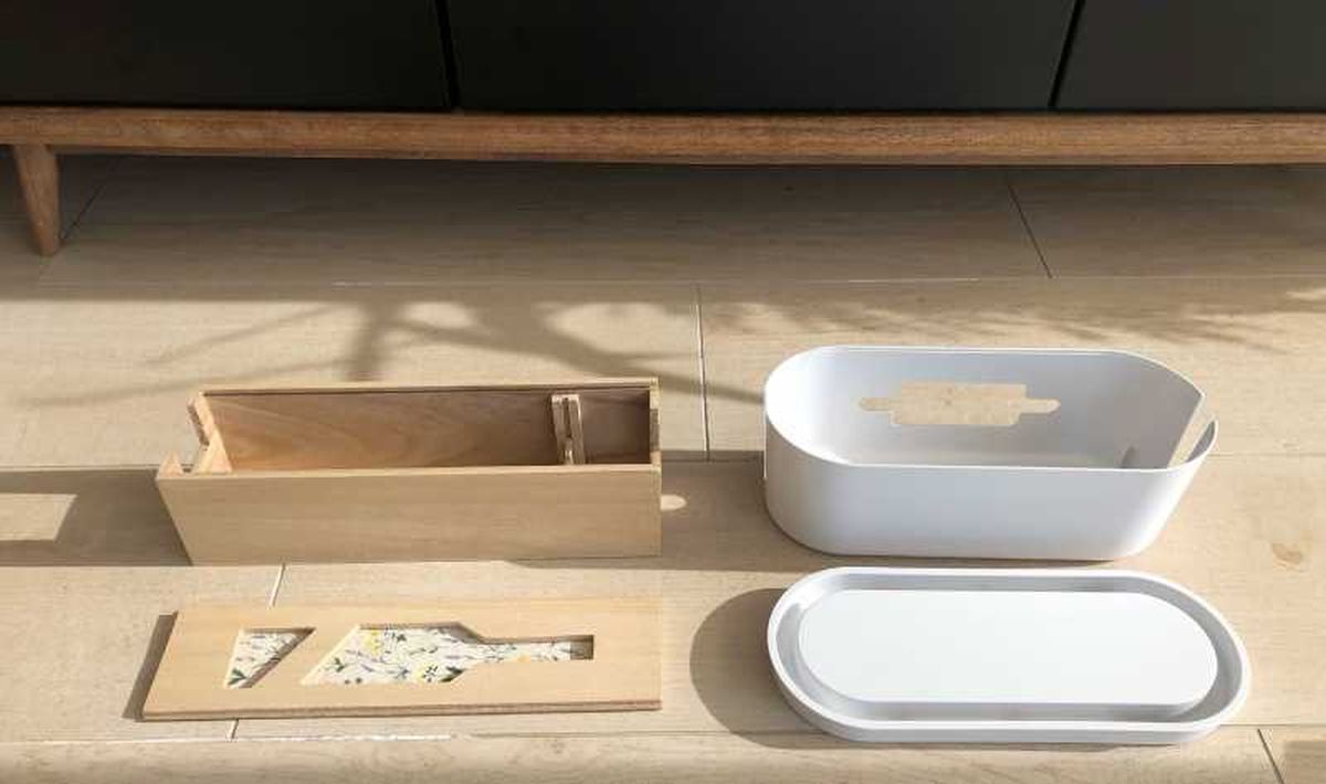 Caja organizadora para cables del televisor.