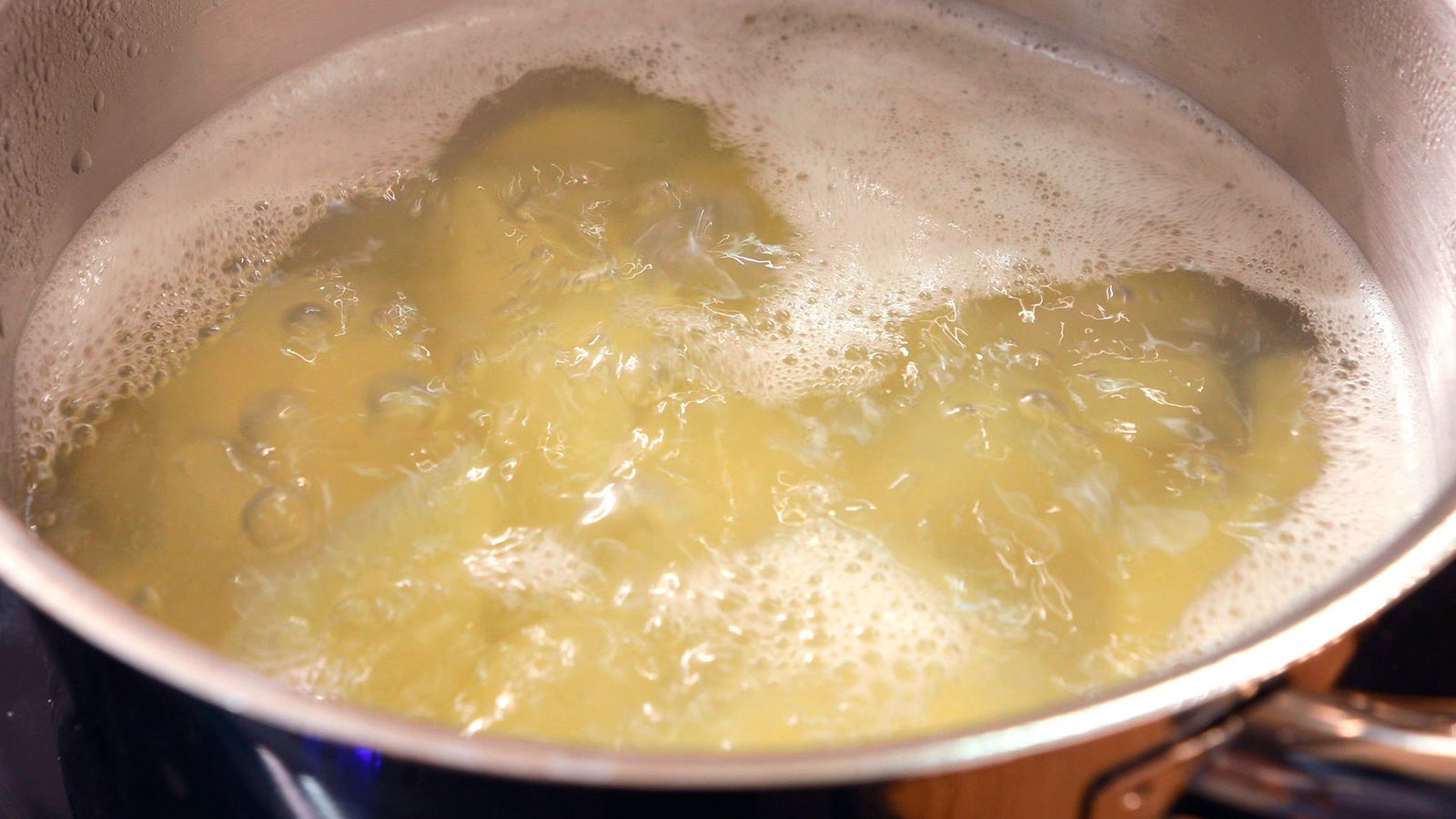 Cuece las patatas Croquetas de patata y bacalao Paso 1