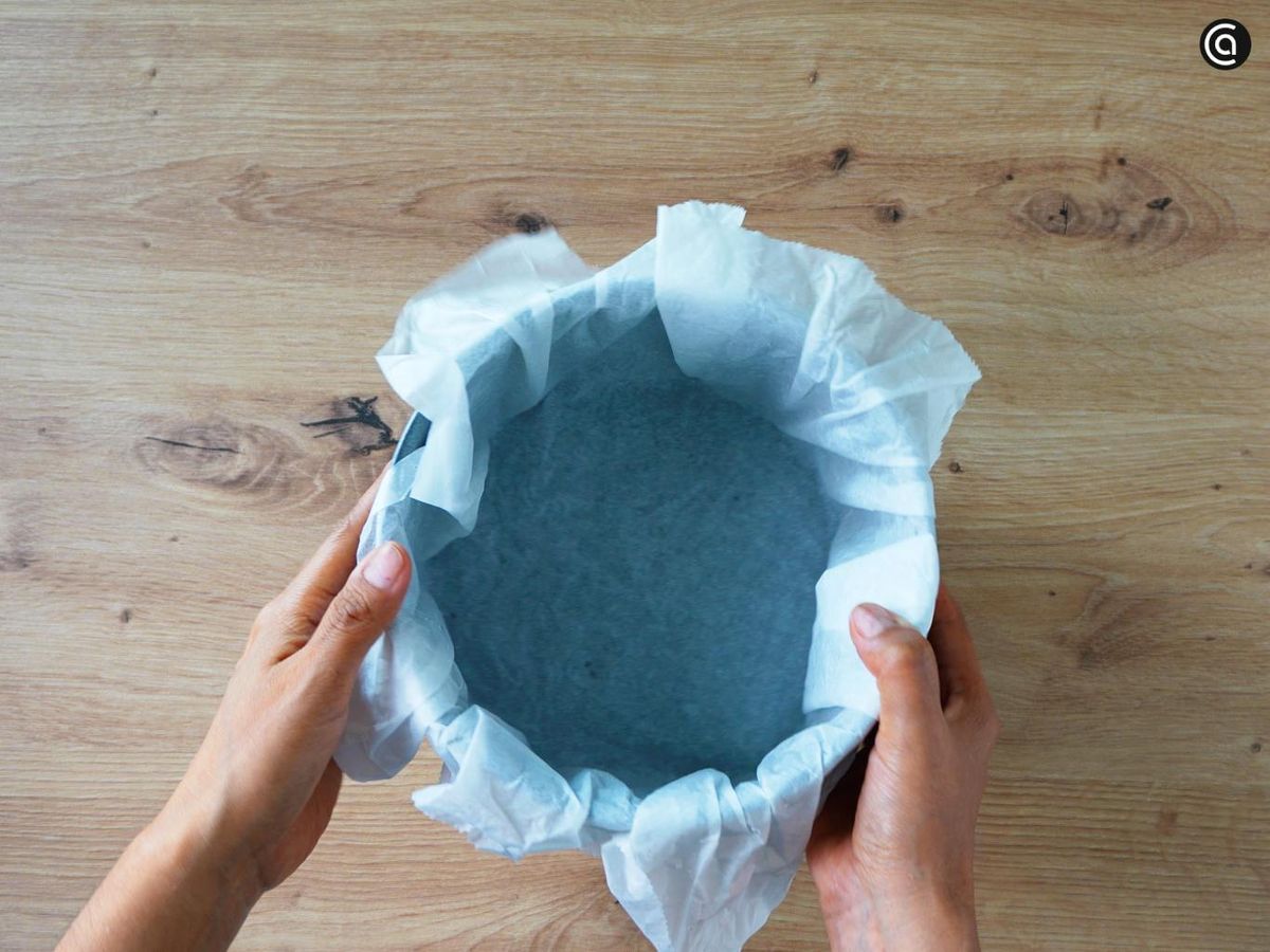 Cubre el molde con papel