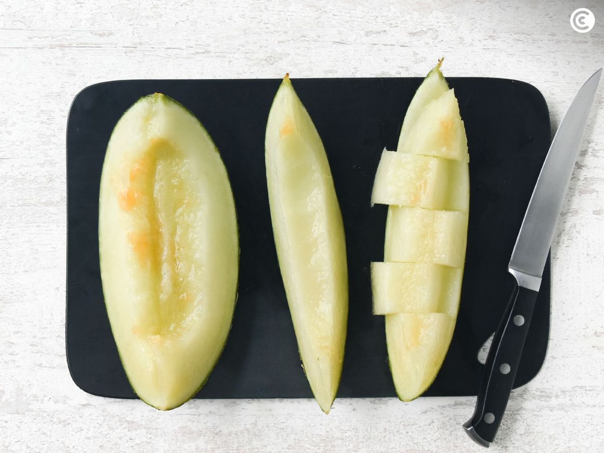 Cortar el melón en trozos de bocado para servir con jamon