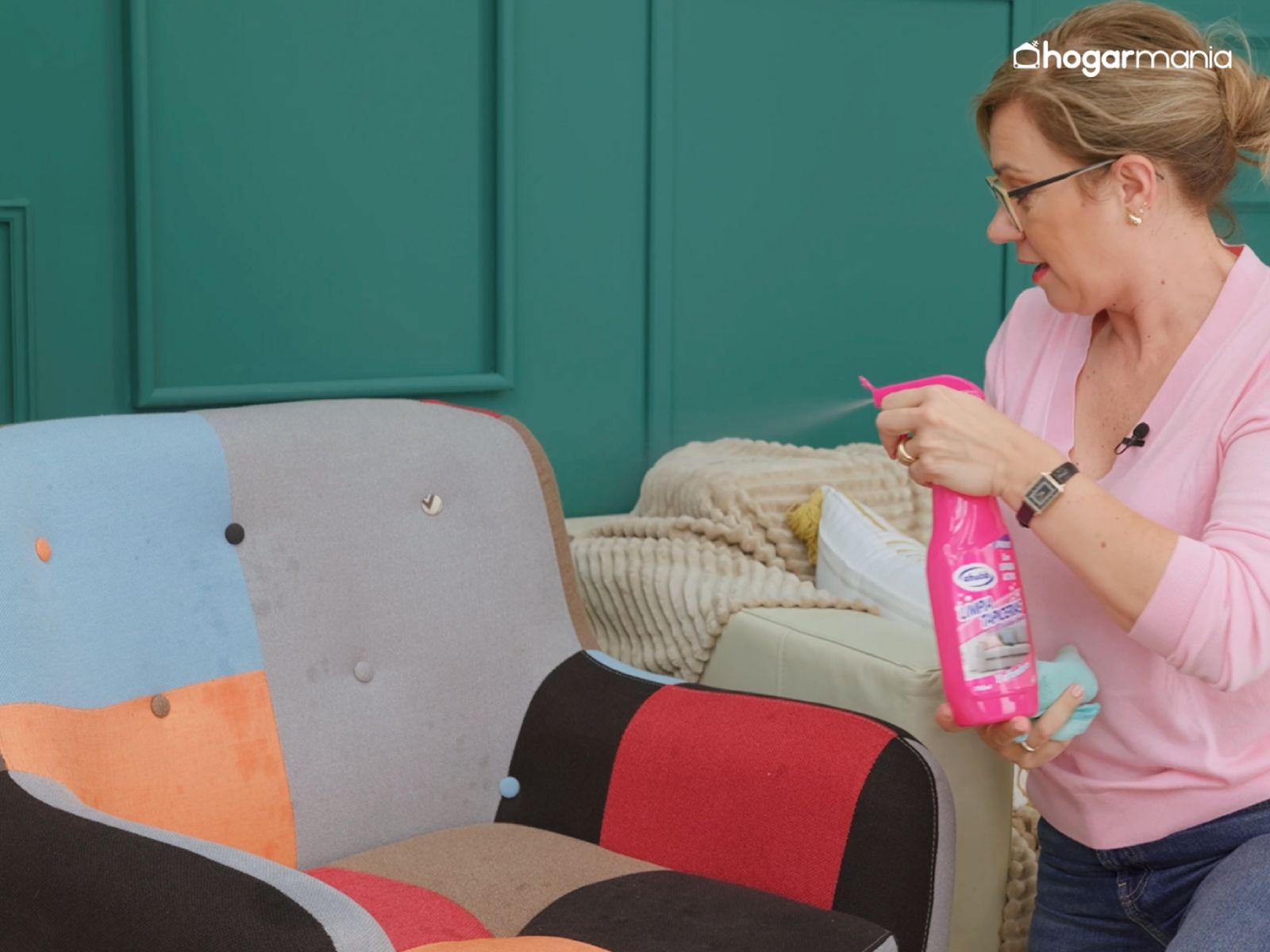 En sillones o sofás, pulveriza por zonas para una limpieza uniforme sin empapar el tejido.