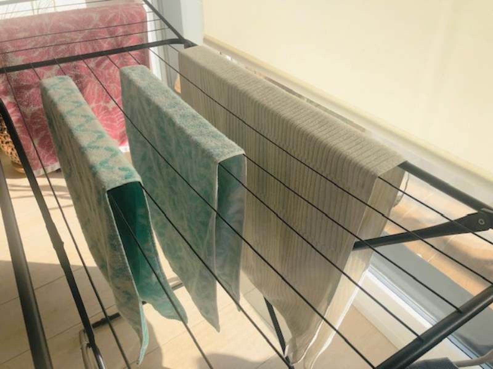 Tiende las toallas rápido para evitar la humedad Tiende las toallas rápido para evitar la humedad