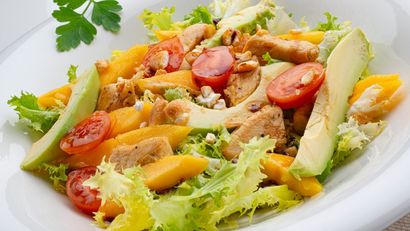 Ensalada de escarola y pollo con mango, receta de Karlos Arguiñano