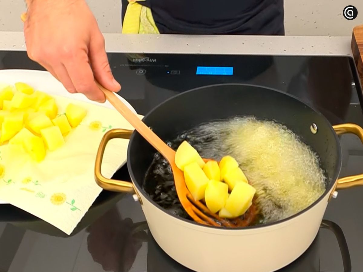 Fríe las patatas cocidas hasta que queden crujientes