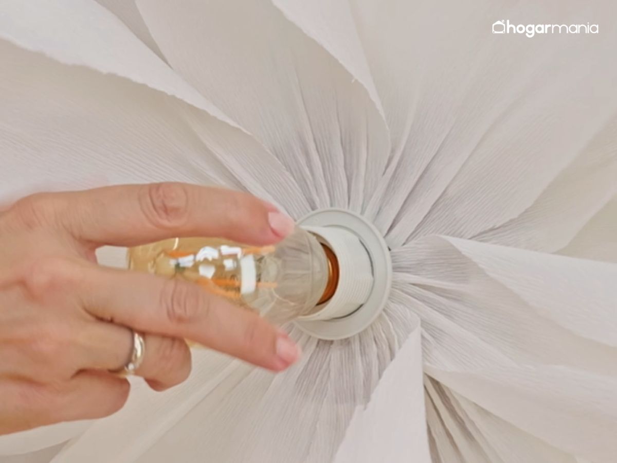 Colocamos el casquillo y enroscamos una bombilla LED de luz cálida.