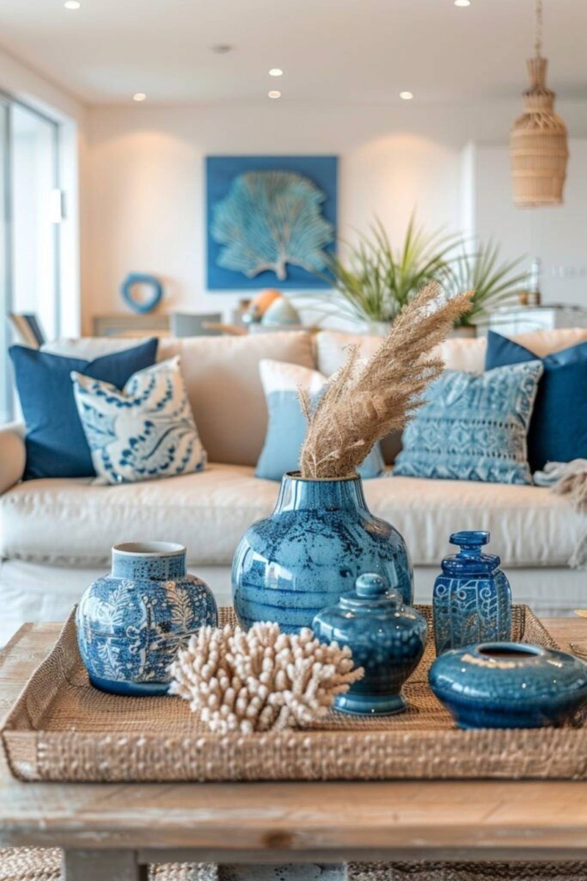 Salón coastal con decoración en azul.