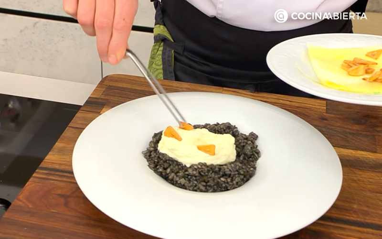 Sirve el arroz negro con bacalao mantecado Sirve el arroz negro con bacalao mantecado