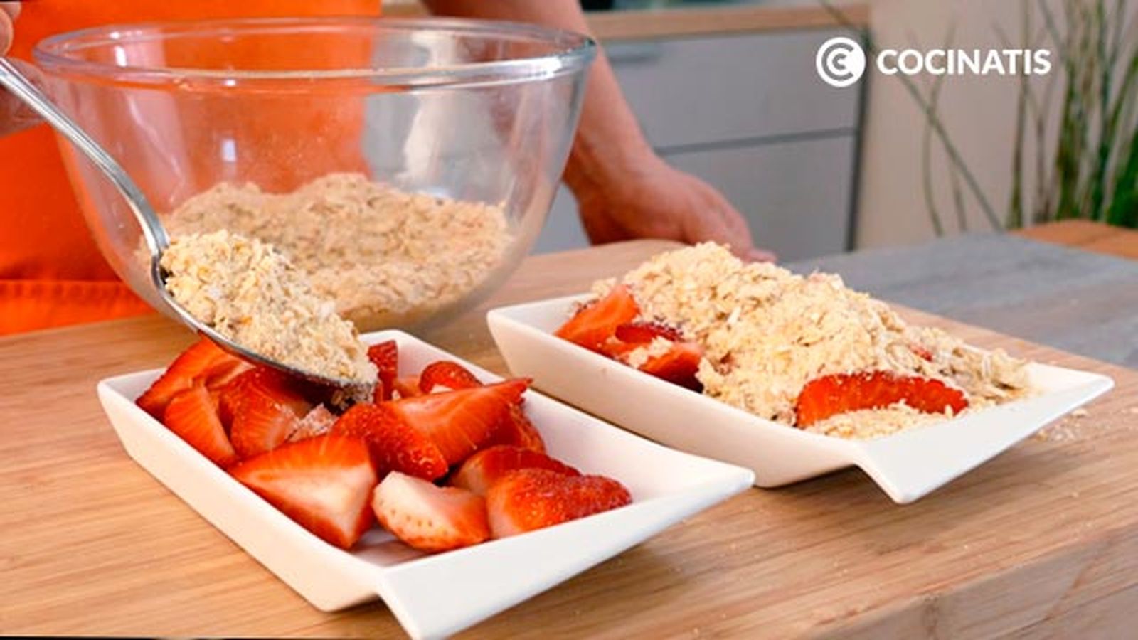 Coloca las fresas en una bandeja apta para horno y cumbre con el crumble Receta de crumble de fresas paso 3