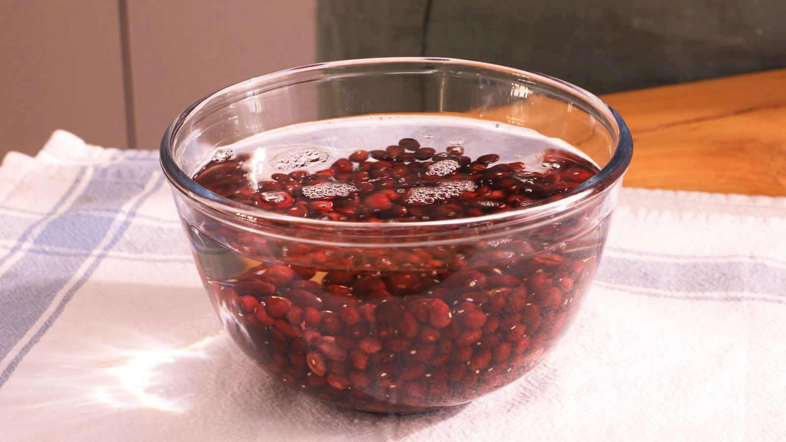 Pon las alubias a remojo Alubias rojas con morcilla y chorizo paso 1
