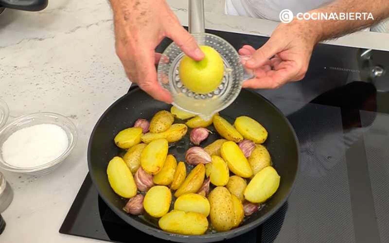 Vierte el zumo de un limón