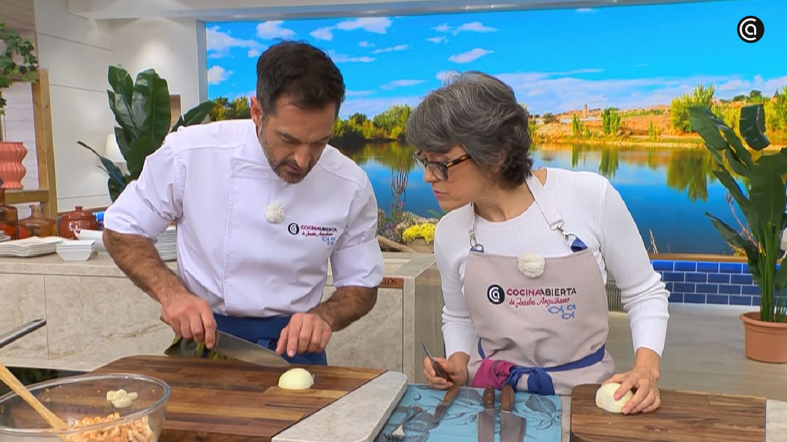 Joseba Arguiñano le enseña a Thais Villas a cortar la cebolla al estilo brunoise