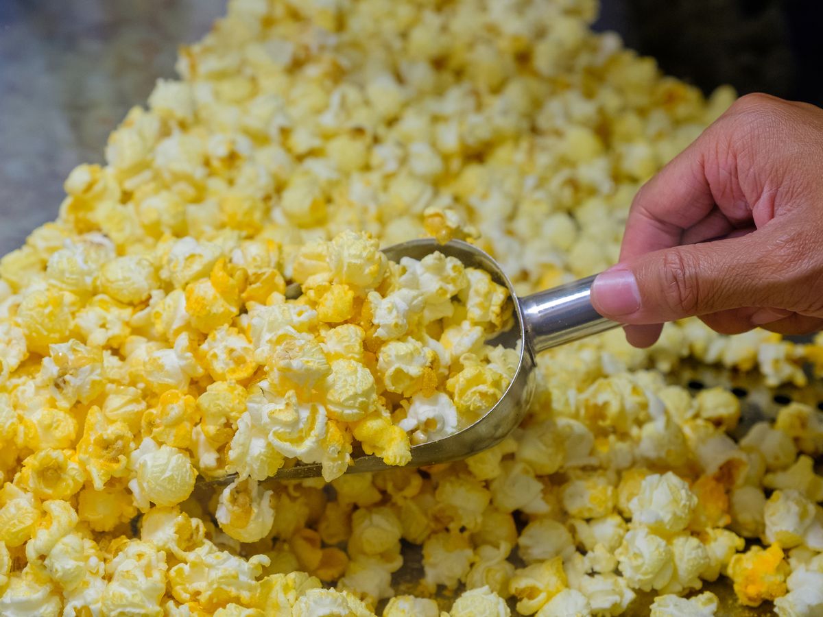 El sabor característico del cine empieza aquí: sal ultrafina y condimentos añadidos cuando el grano aún está muy caliente.