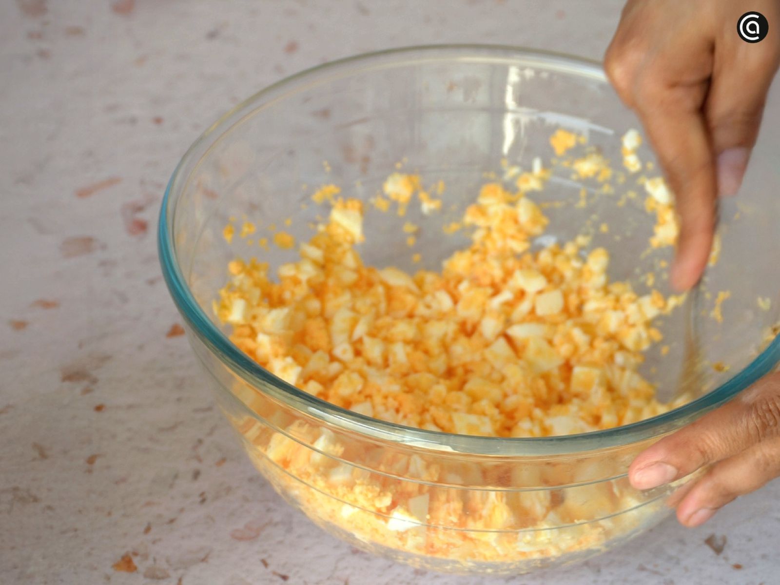 Corta las claras, tritura las yemas y mézclalas bien tamago sando receta paso1