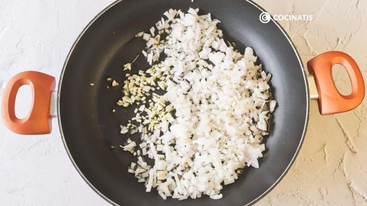 Sofrito de cebolla y ajo para salsa de tomate