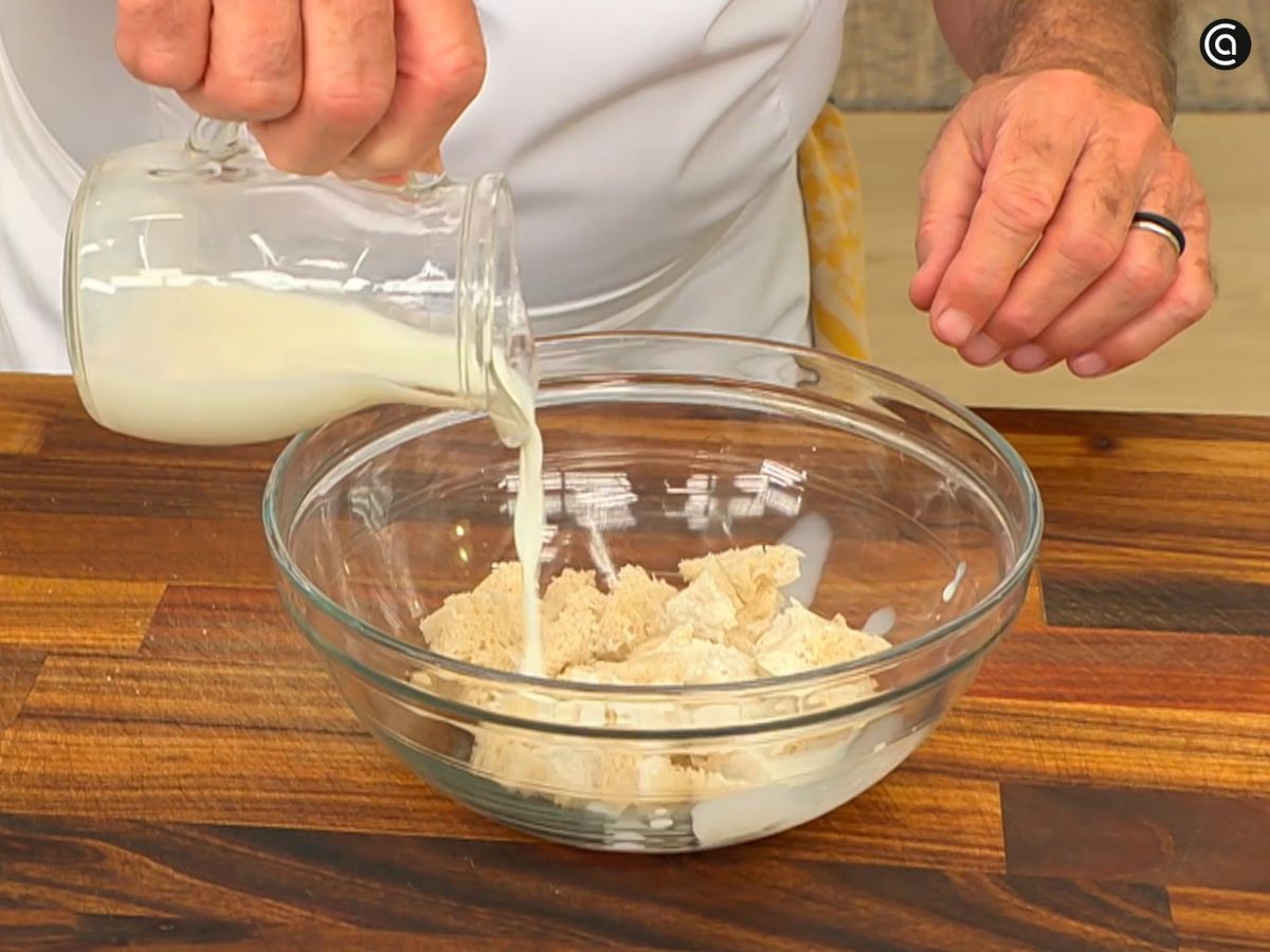 Aprovecha el pan sobrante, retira la miga y remójala en leche