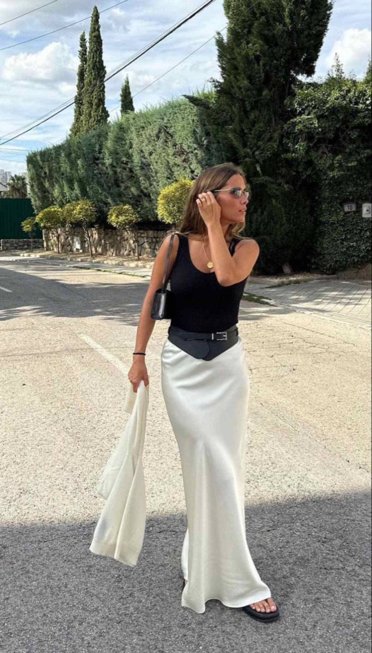 Falda satinada con cinturón a la cintura.