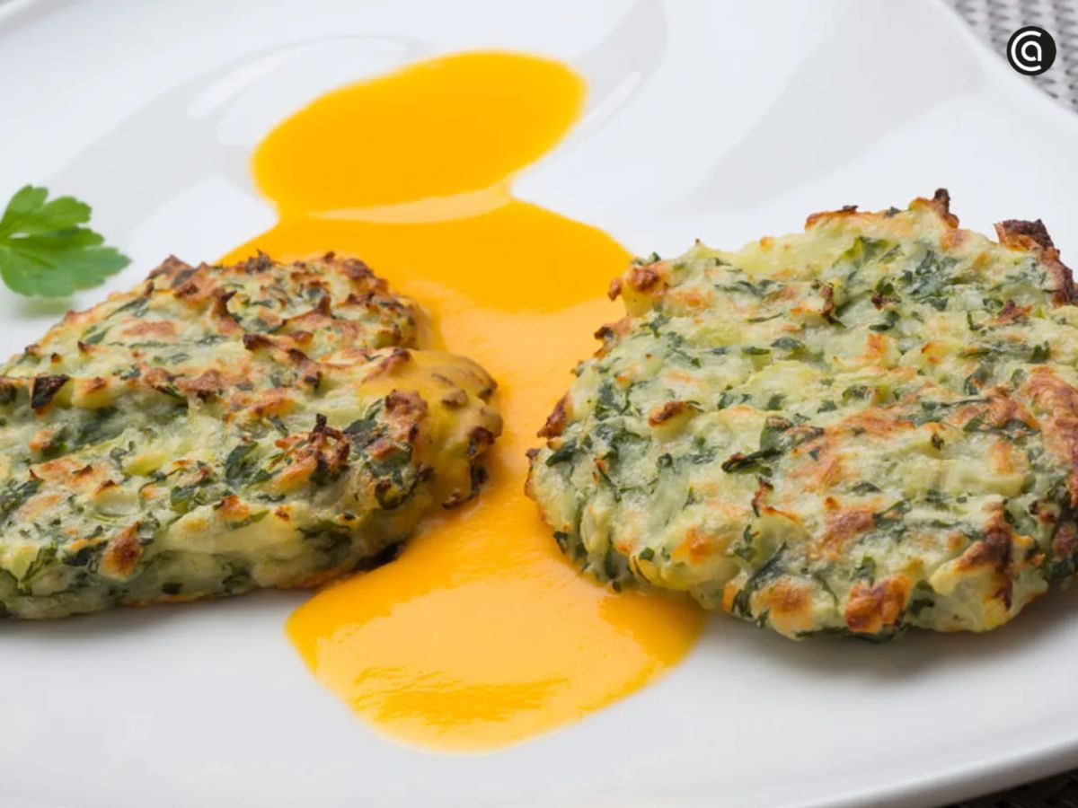 Las acelgas, verdes y nutritivas, se reinventan en unas tortitas originales con salsa de calabaza.