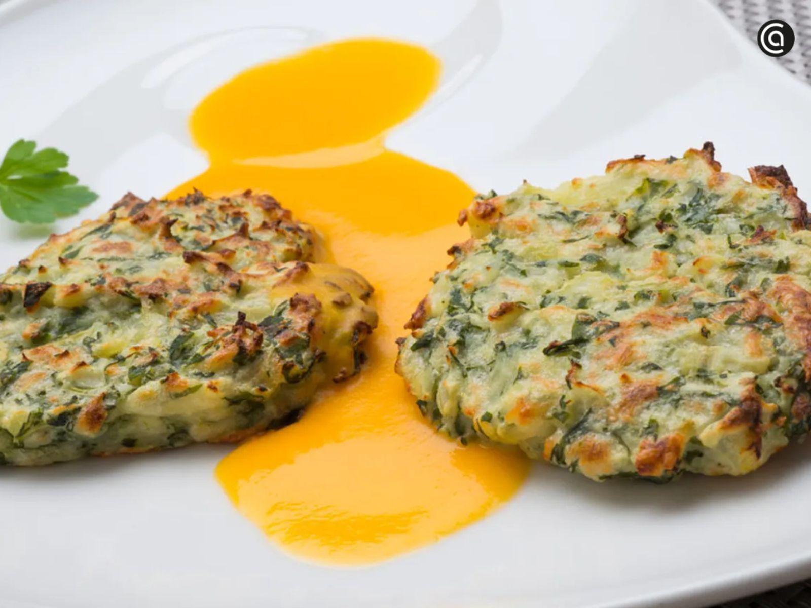 Las acelgas, verdes y nutritivas, se reinventan en unas tortitas originales con salsa de calabaza. Las acelgas, verdes y nutritivas, se reinventan en unas tortitas originales con salsa de calabaza.