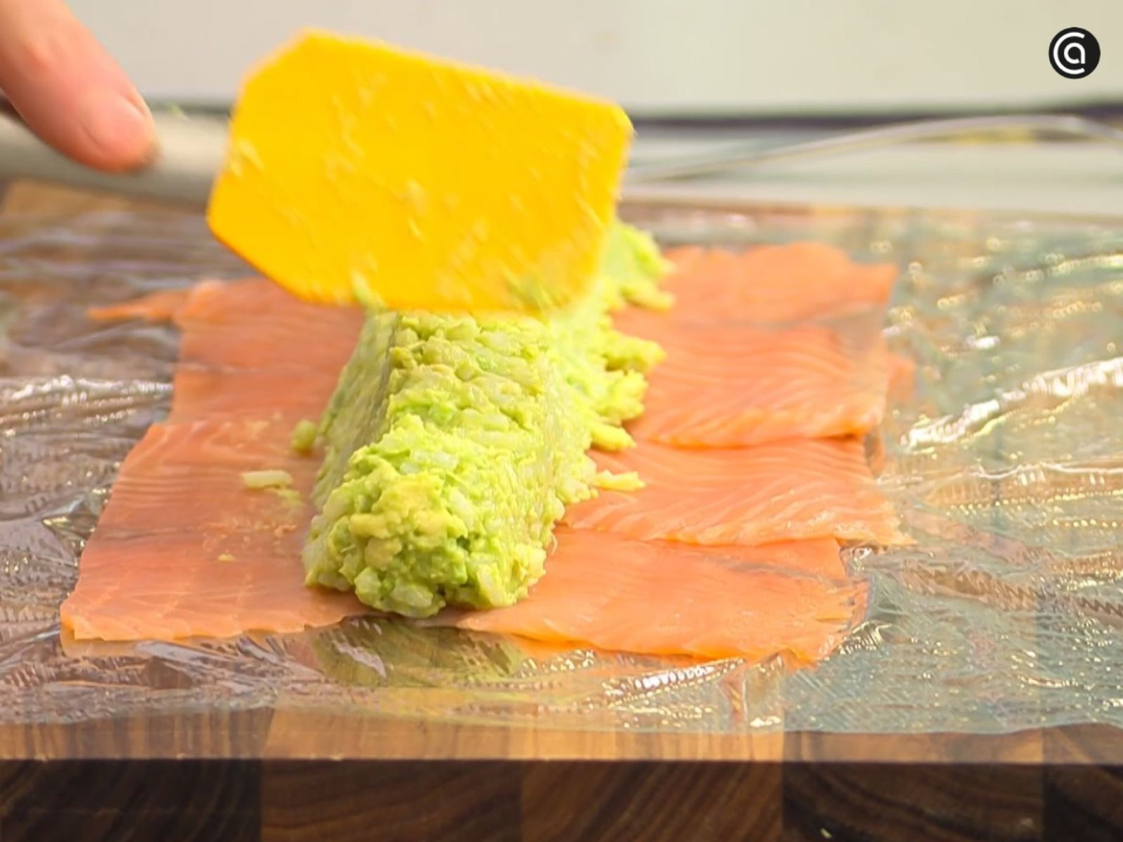 El relleno de aguacate y arroz se reparte en un lateral antes de enrollar con cuidado.