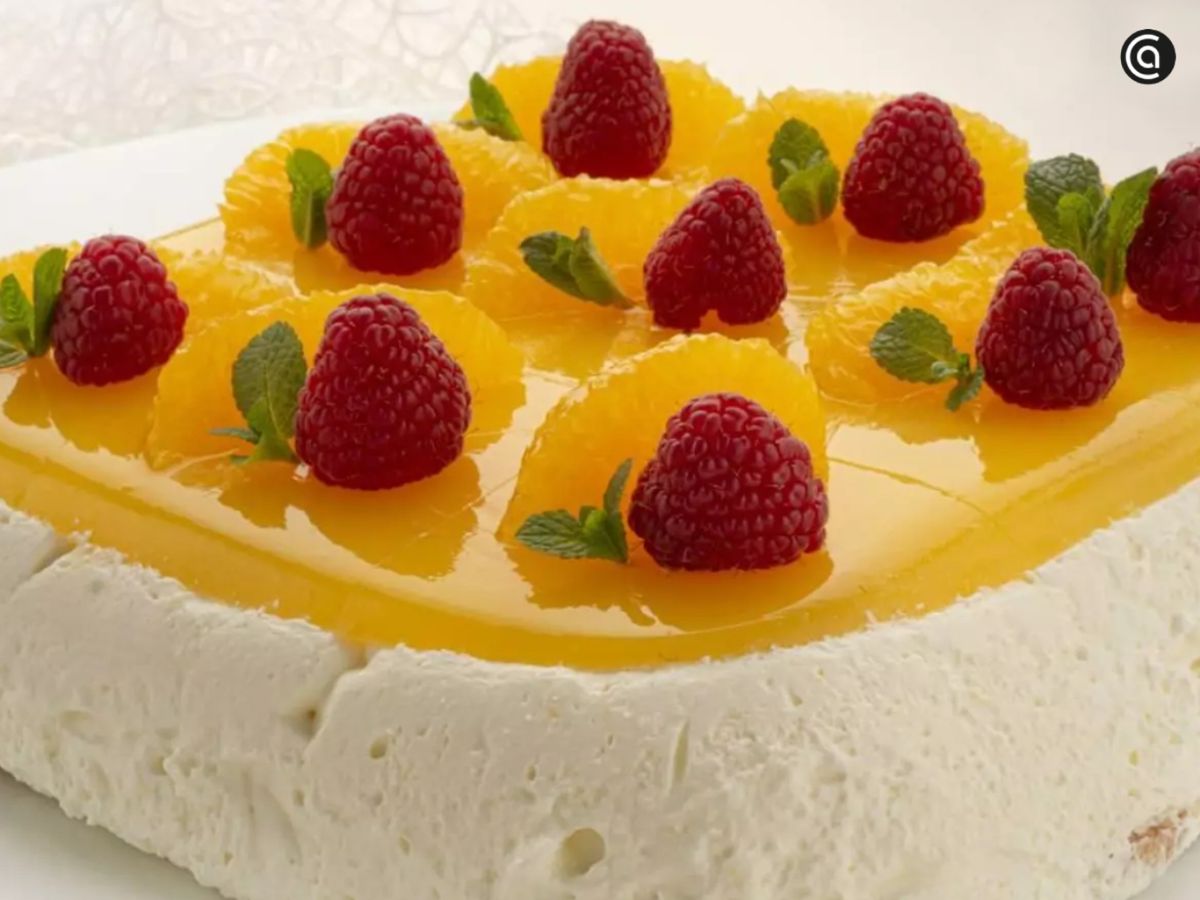 Tarta fría de queso con naranja, cremosa y afrutada.