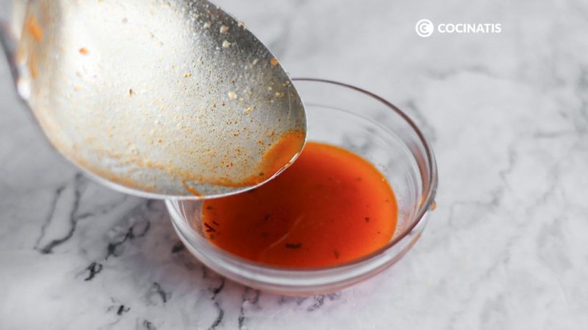 Azafrán en una cucharada de caldo