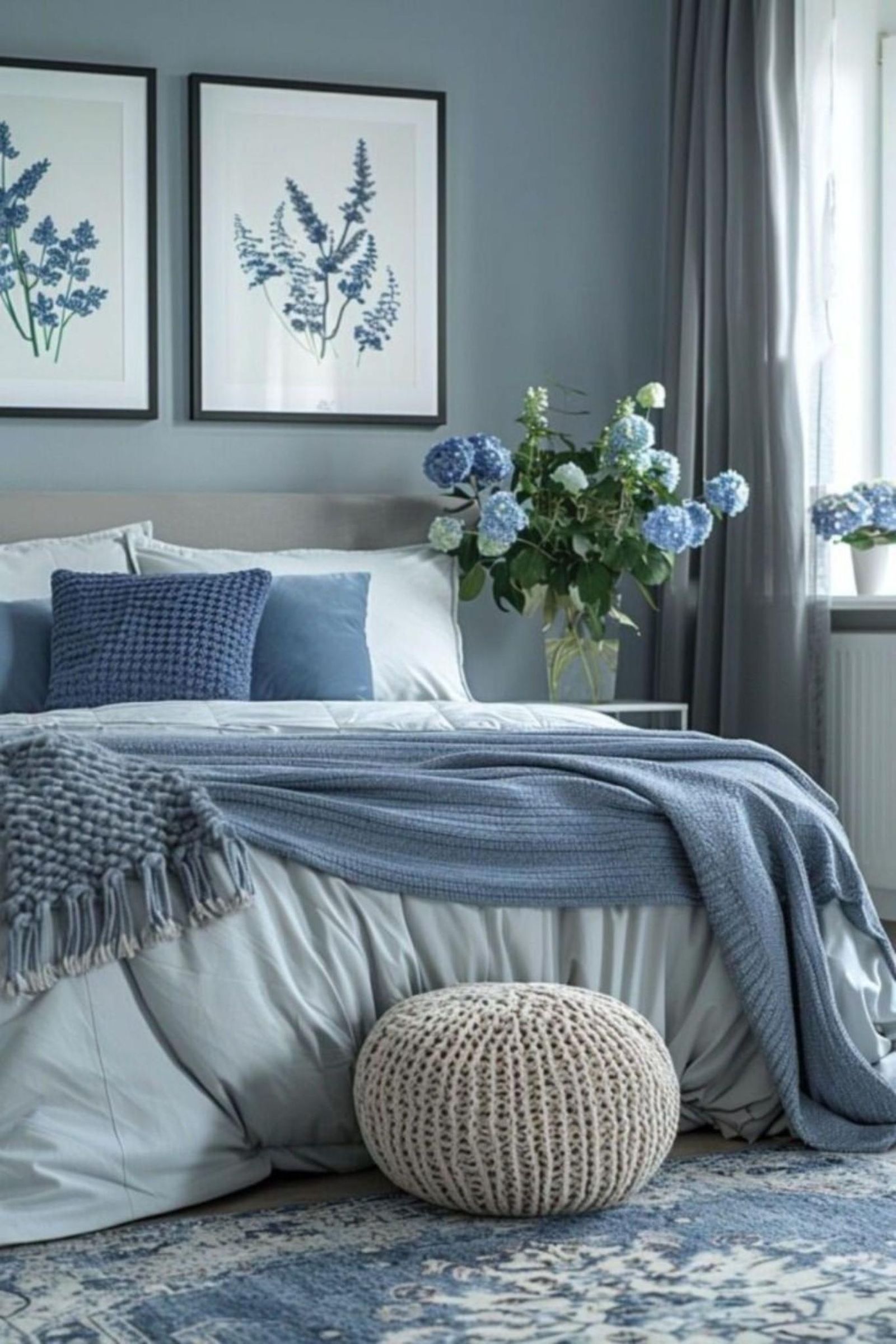Dormitorio con decoración floral en azul. Dormitorio con decoración floral en azul.
