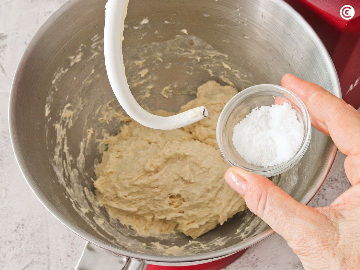 Prepara la masa de la pizza