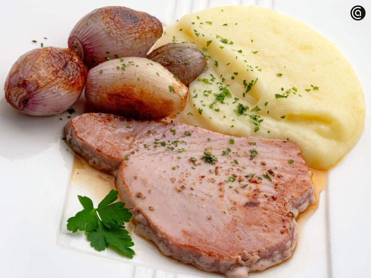 Suprema de atún con puré de patata y chalotas de Karlos Arguiñano