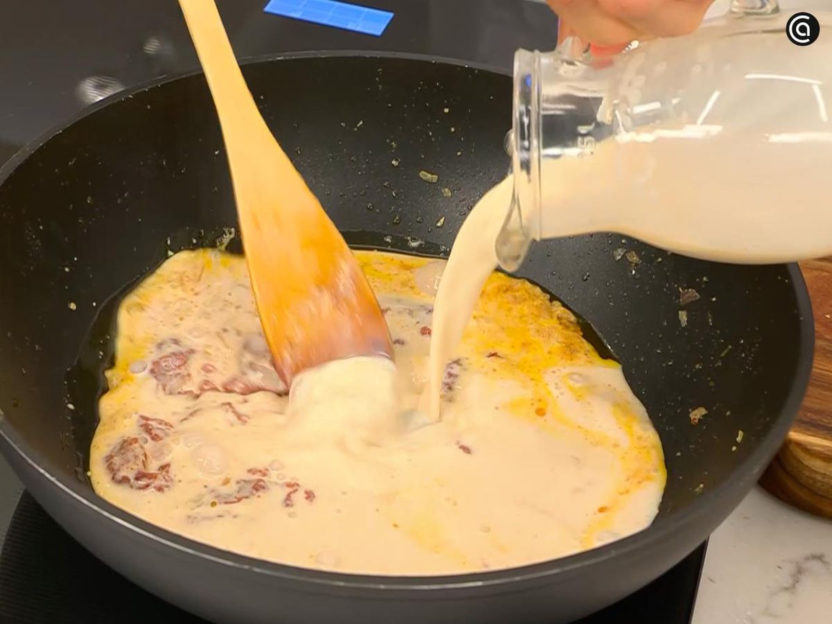 Mezcla el tomate concentrado con la leche evaporada