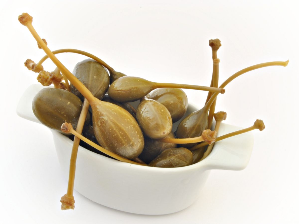 Alcaparrones en conserva, listos para servir como aperitivo.