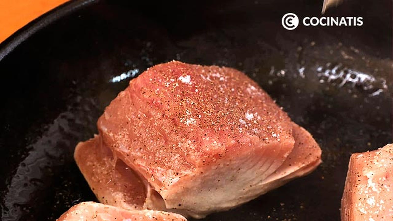 Marca los lomos de bonito en la misma sartén Receta de bonito en escabeche paso 4