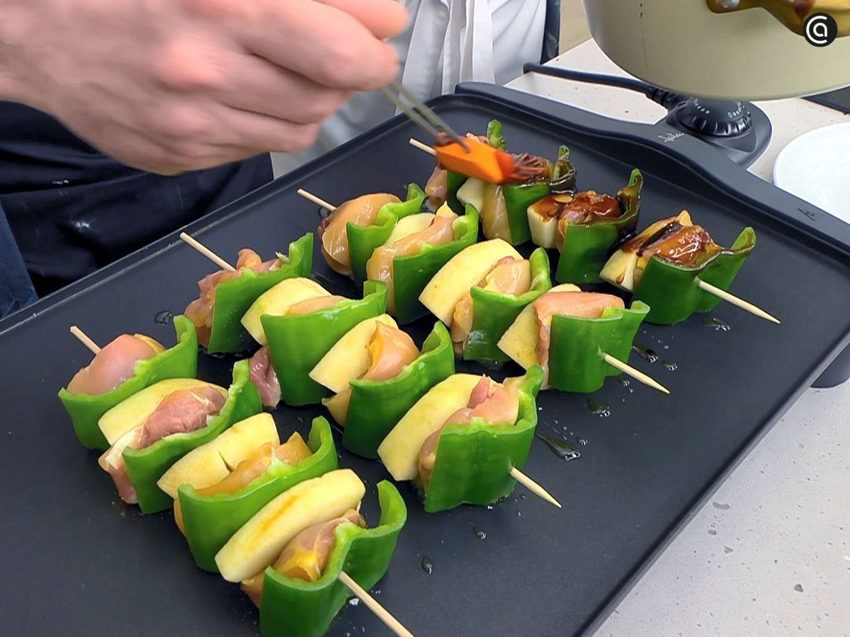 Cocina las brochetas de pollo a la plancha con la salsa tare japonesa