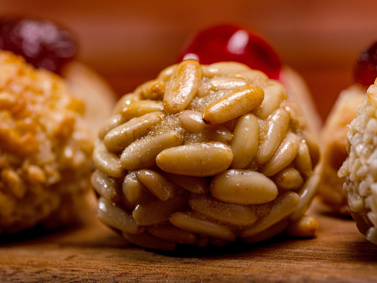 De los pinares a la mesa: los piñones dan sabor a dulces tradicionales como los panellets, herencia viva de la cocina de otoño.