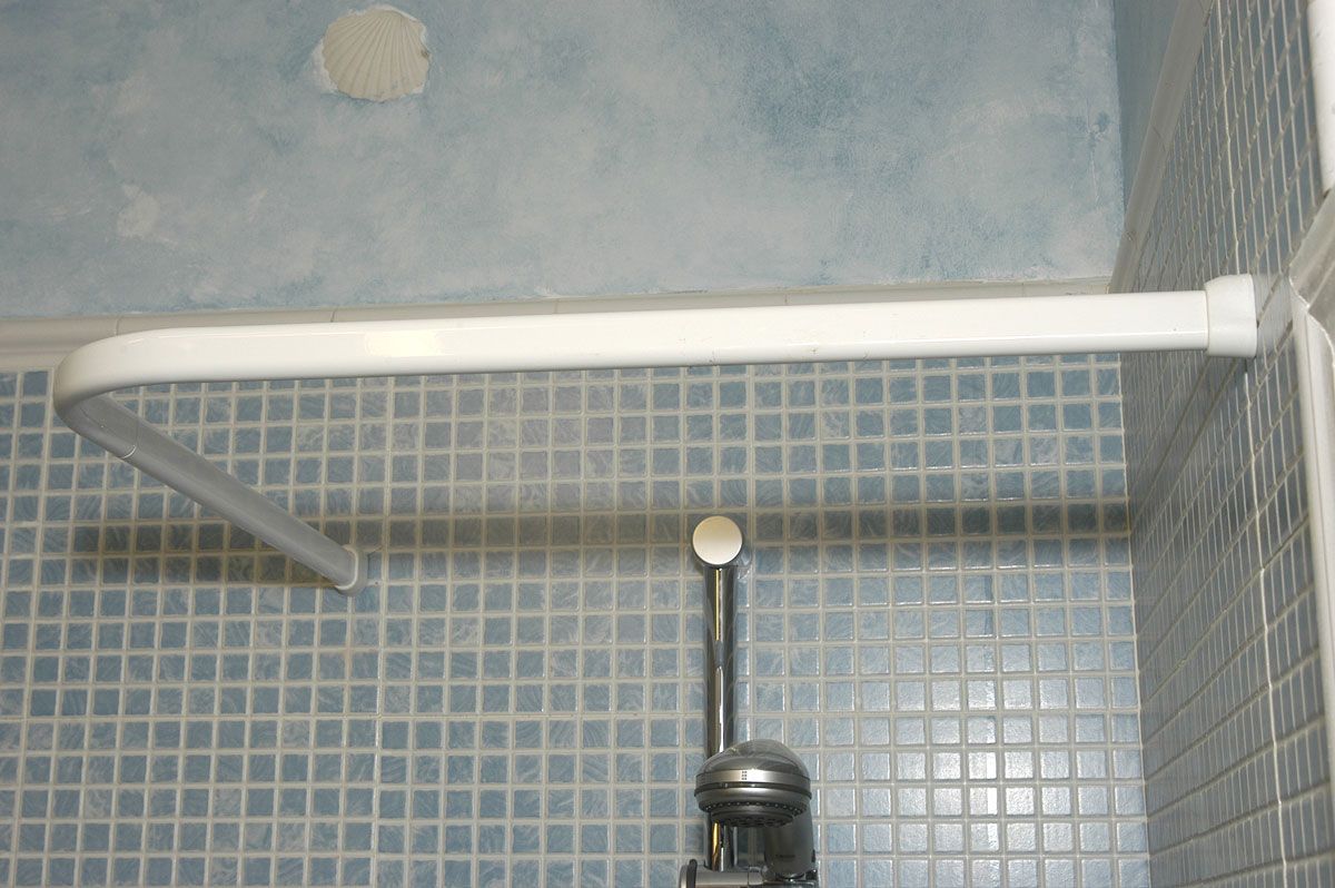 Colocar una barra de cortina de ducha