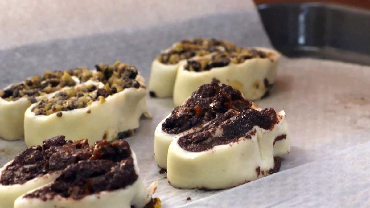 Palmeritas de hojaldre saladas (aceitunas, paté de aceitunas y jamón con tomate)  paso 5