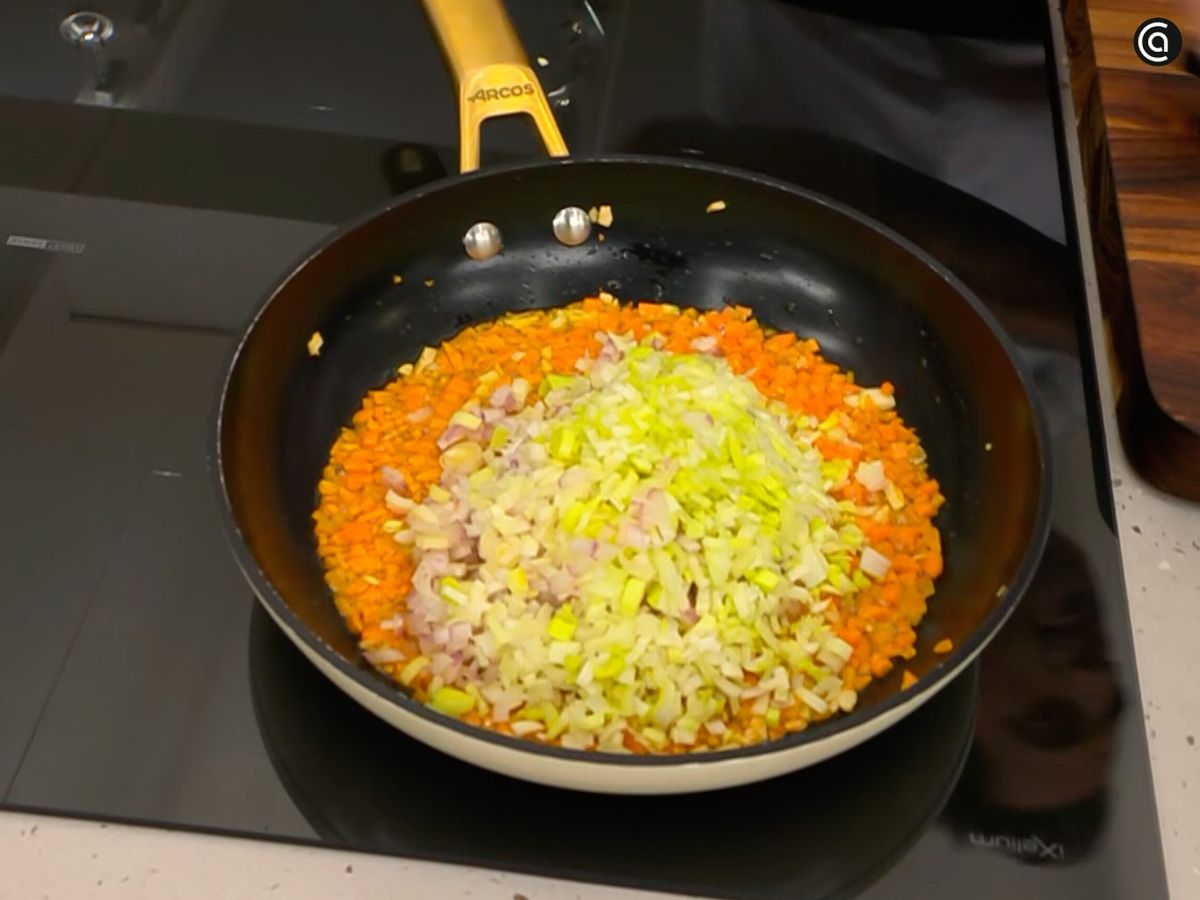 Sofríe las zanahorias, la cebolla y el puerro junto con los ajos