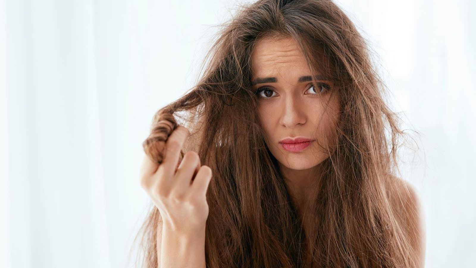 La humedad y la deshidratación del cabello son dos de los causantes del encrespamiento